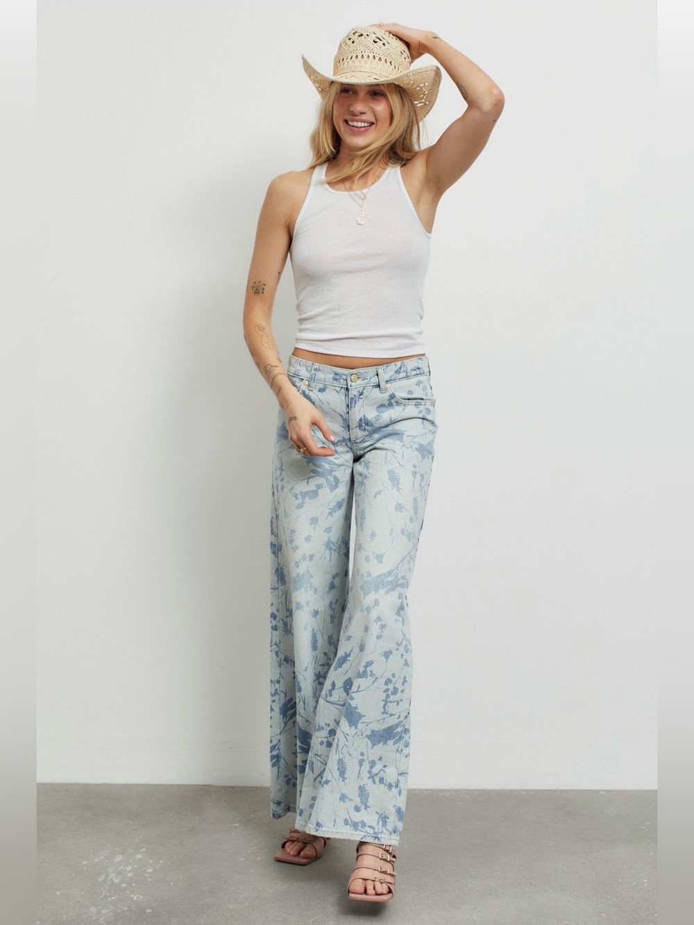 BDG Urban Outfitters Low and Wide Floral Print Jeans 28